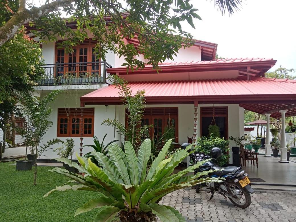 Bat House Hotel Baddegama ภายนอก รูปภาพ